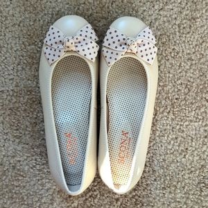 Scona, creme colored with brown polka dots on bow, size 5
